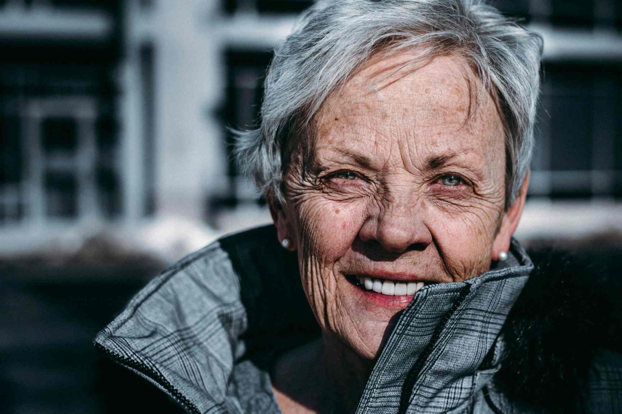 elderly woman with alzheimer's smiling